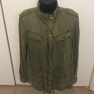 Sexy, versatile army green light jacket.